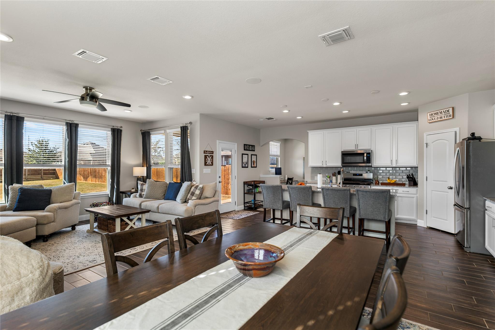 207 Duroc Dr, Hutto, TX 78634