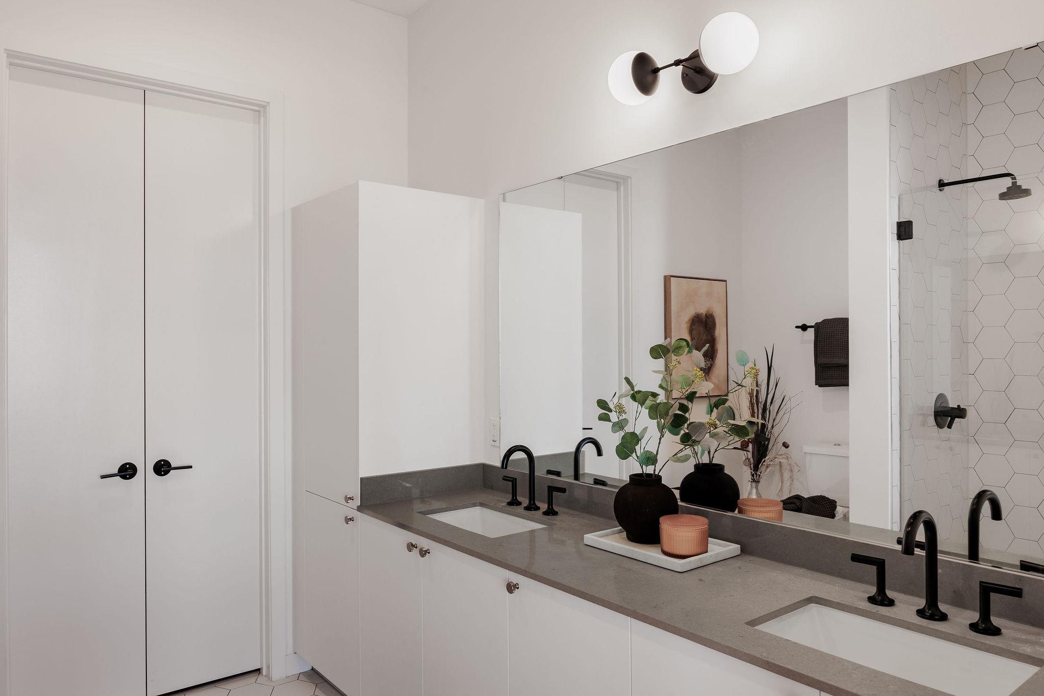 800 Embassy Dr # 408, Austin, TX 78702