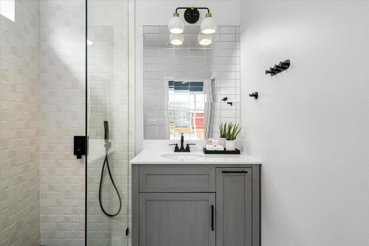 924 Cardinal Ln, Austin, TX 78704