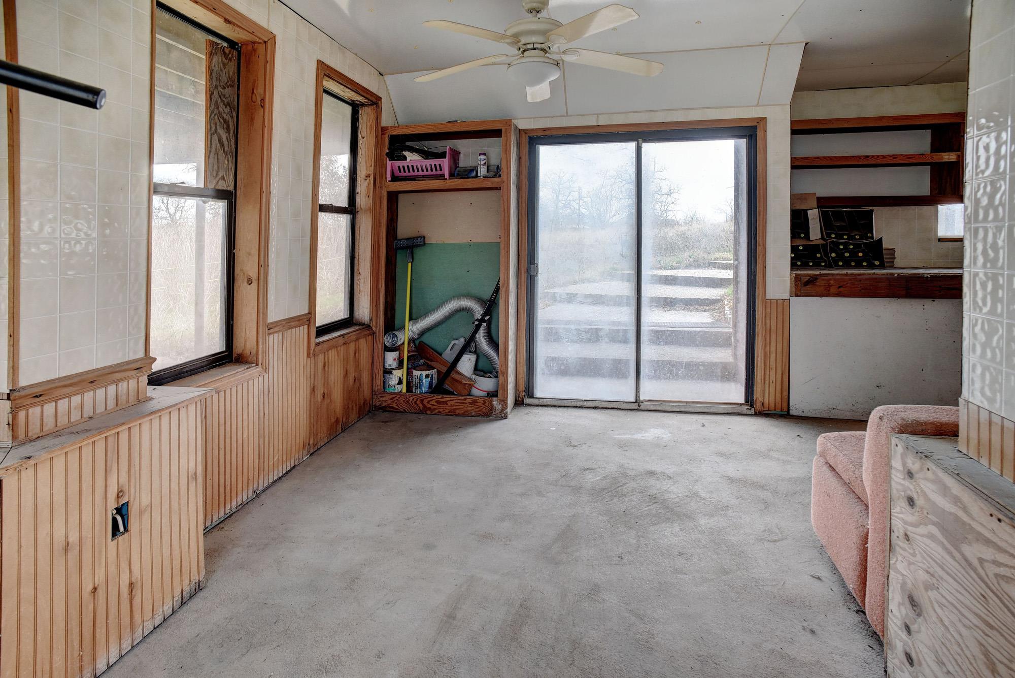 537 Leisure Ln, Cedar Creek, TX 78612