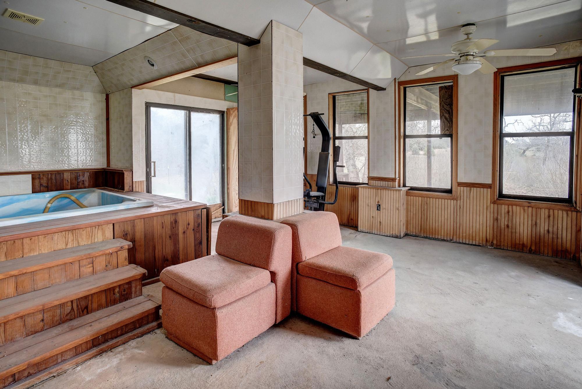 537 Leisure Ln, Cedar Creek, TX 78612