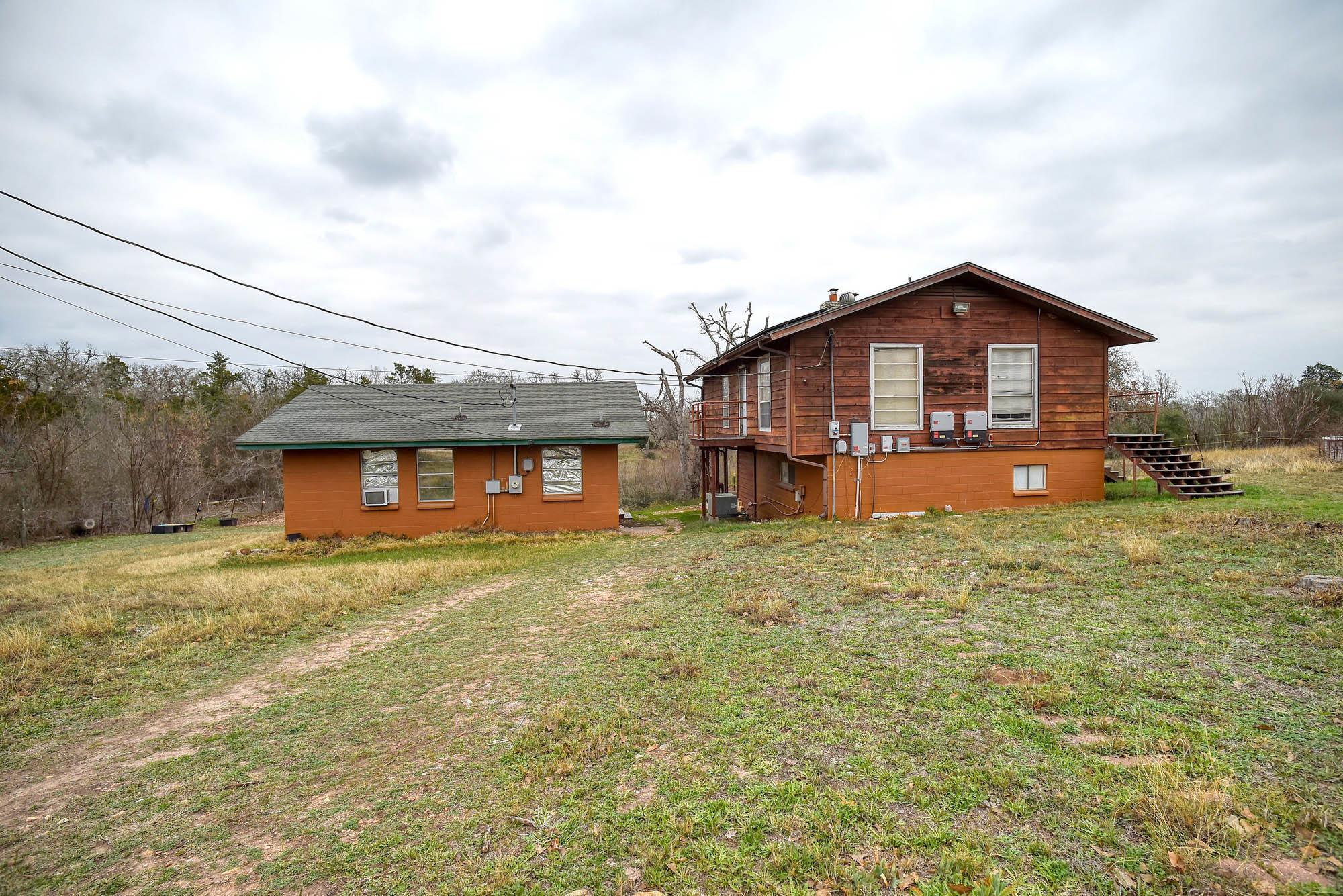 537 Leisure Ln, Cedar Creek, TX 78612