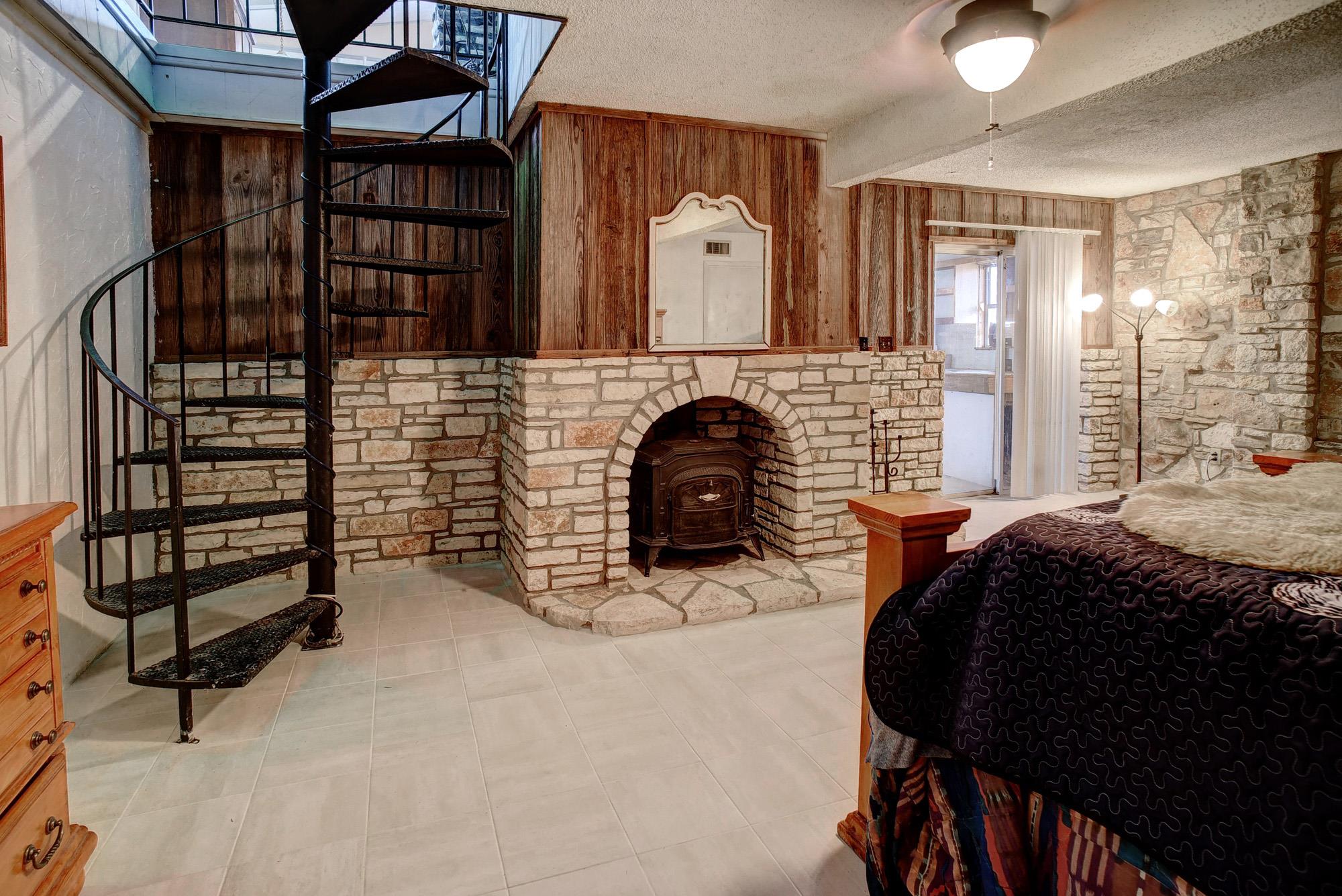 537 Leisure Ln, Cedar Creek, TX 78612