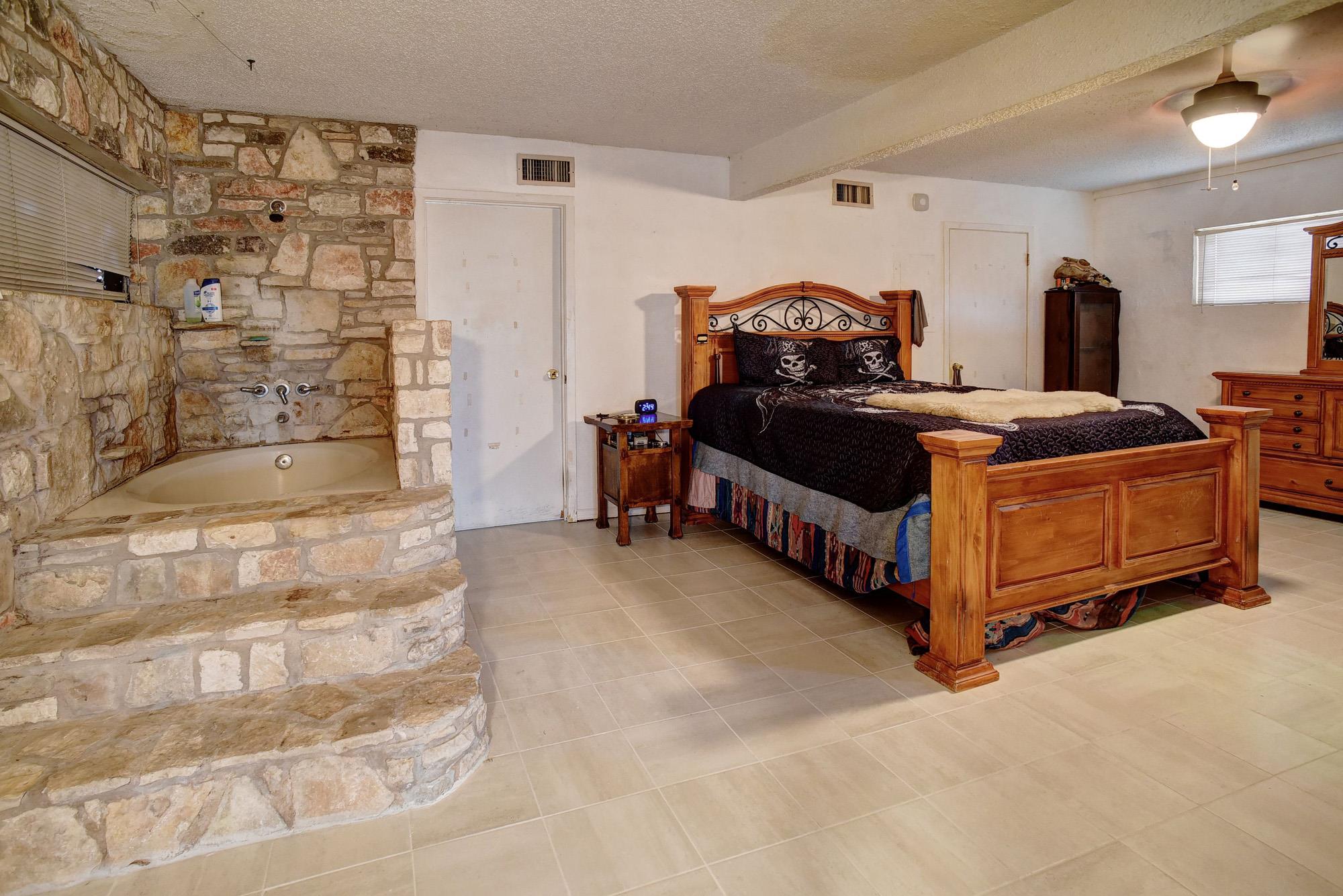 537 Leisure Ln, Cedar Creek, TX 78612