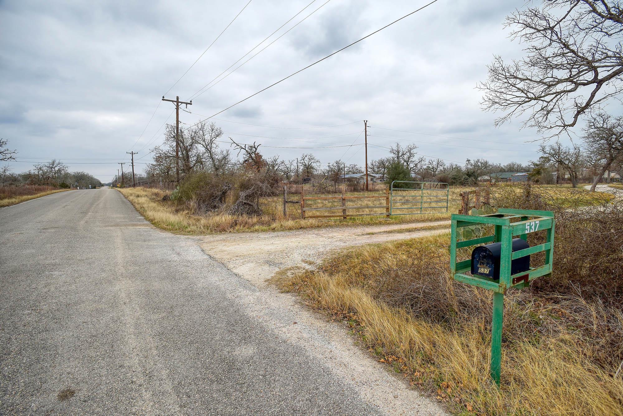 537 Leisure Ln, Cedar Creek, TX 78612