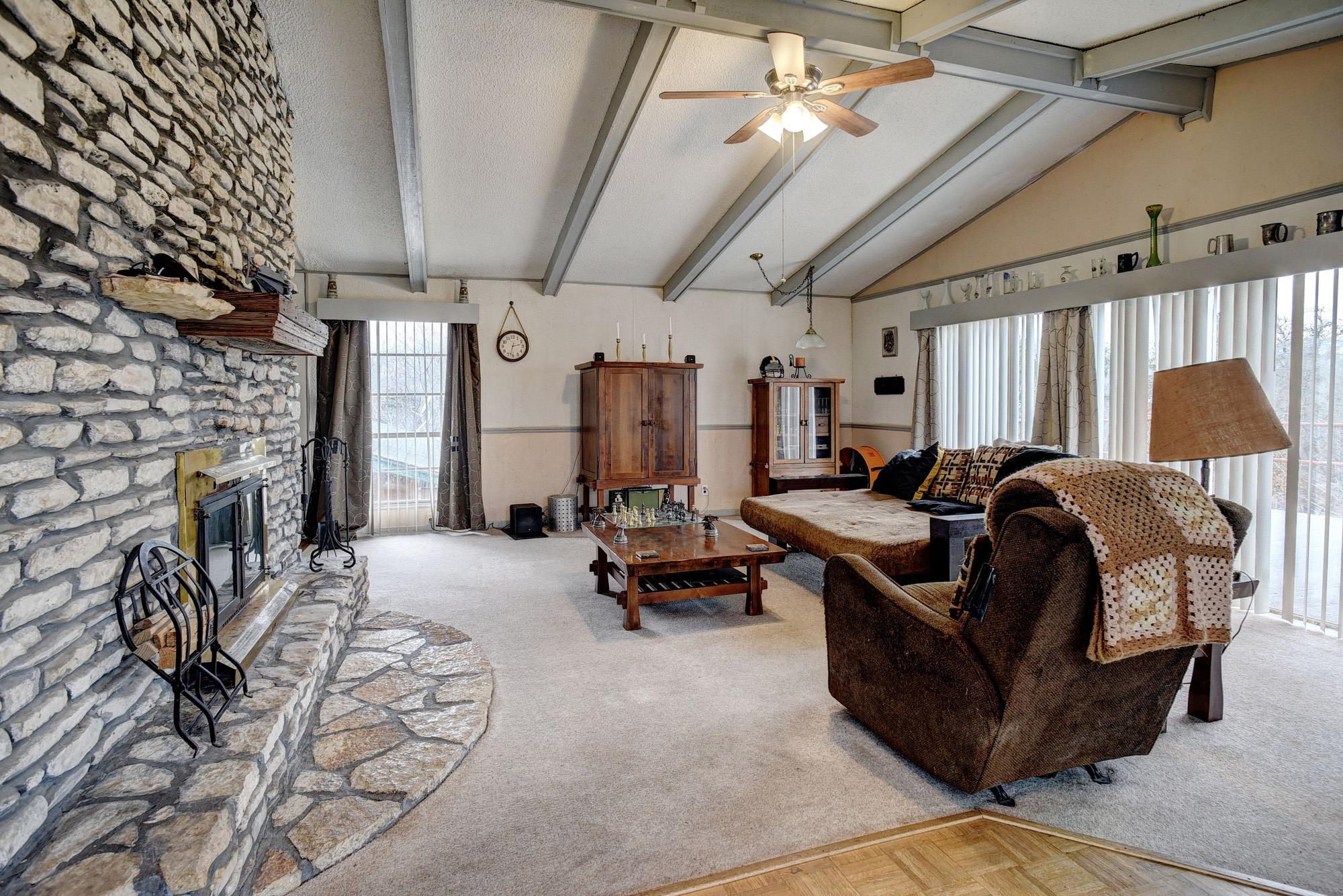 537 Leisure Ln, Cedar Creek, TX 78612