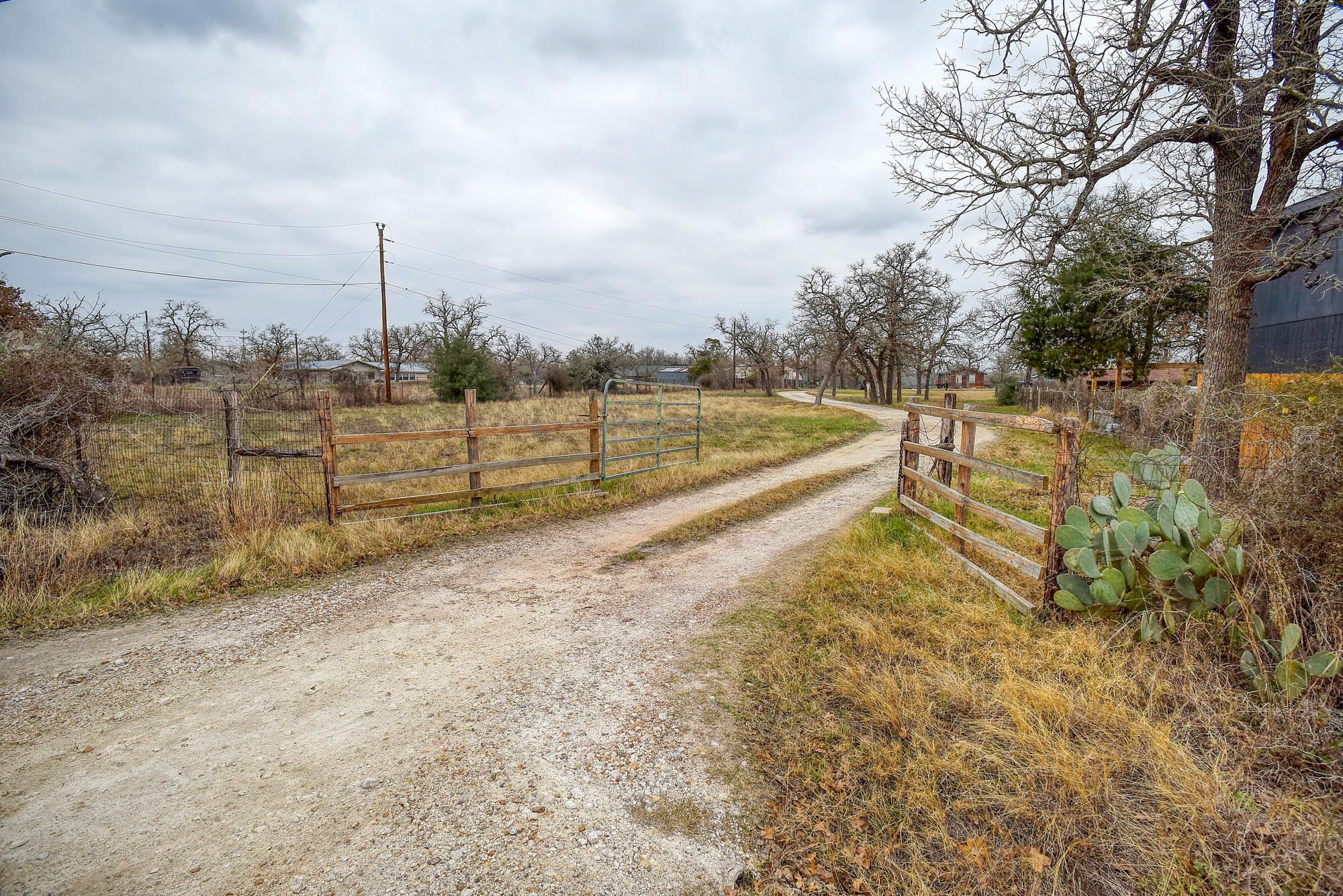 537 Leisure Ln, Cedar Creek, TX 78612