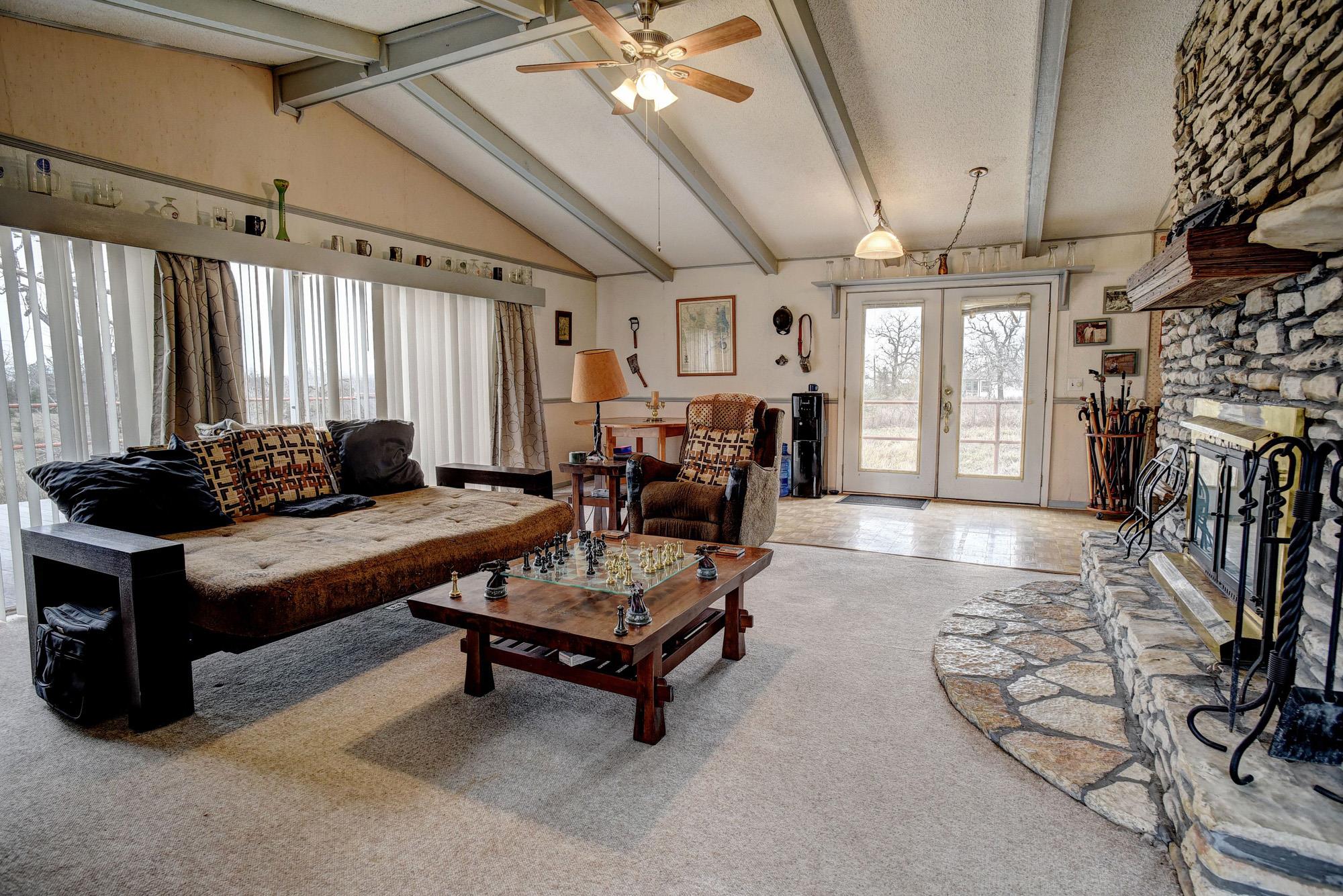 537 Leisure Ln, Cedar Creek, TX 78612