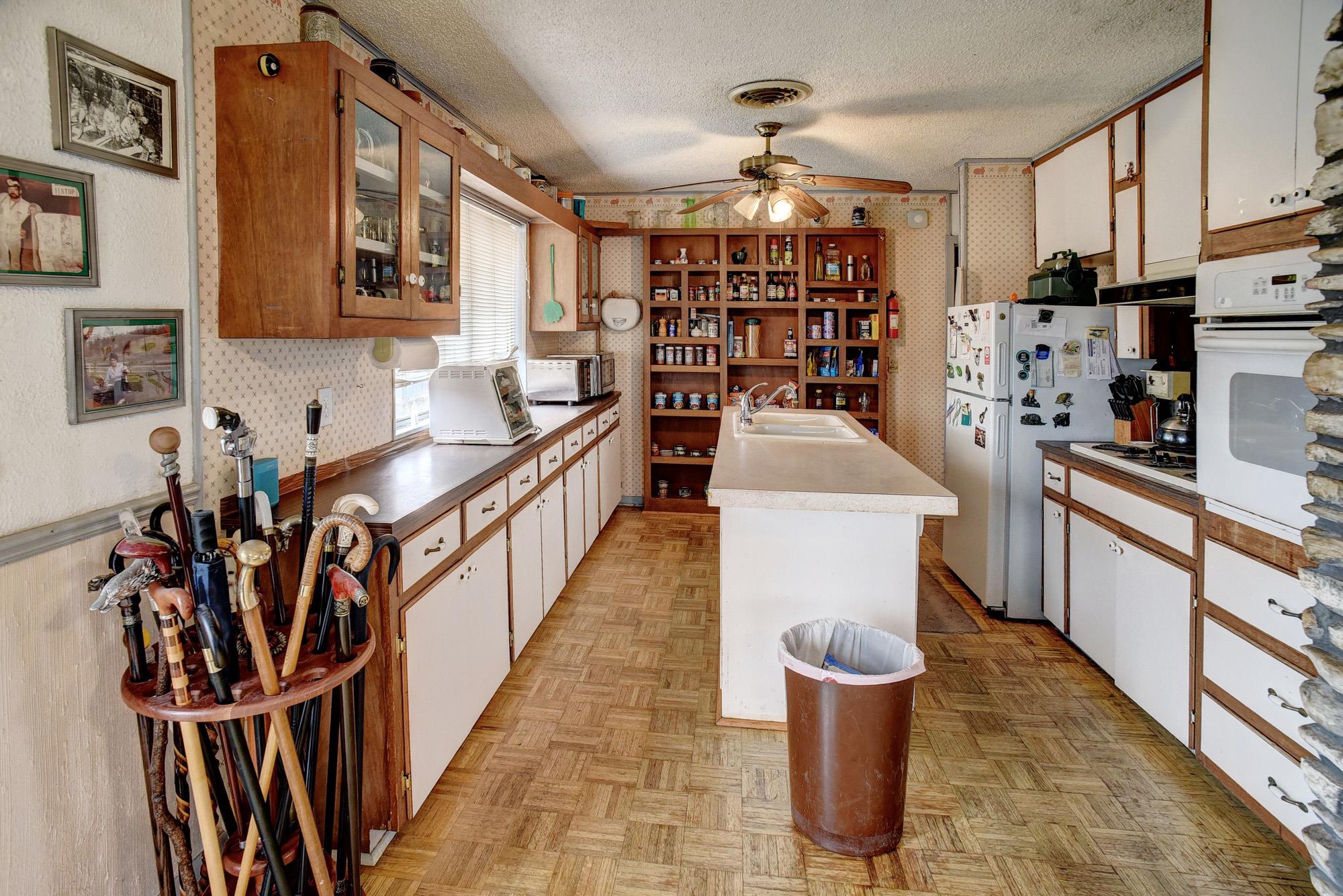 537 Leisure Ln, Cedar Creek, TX 78612