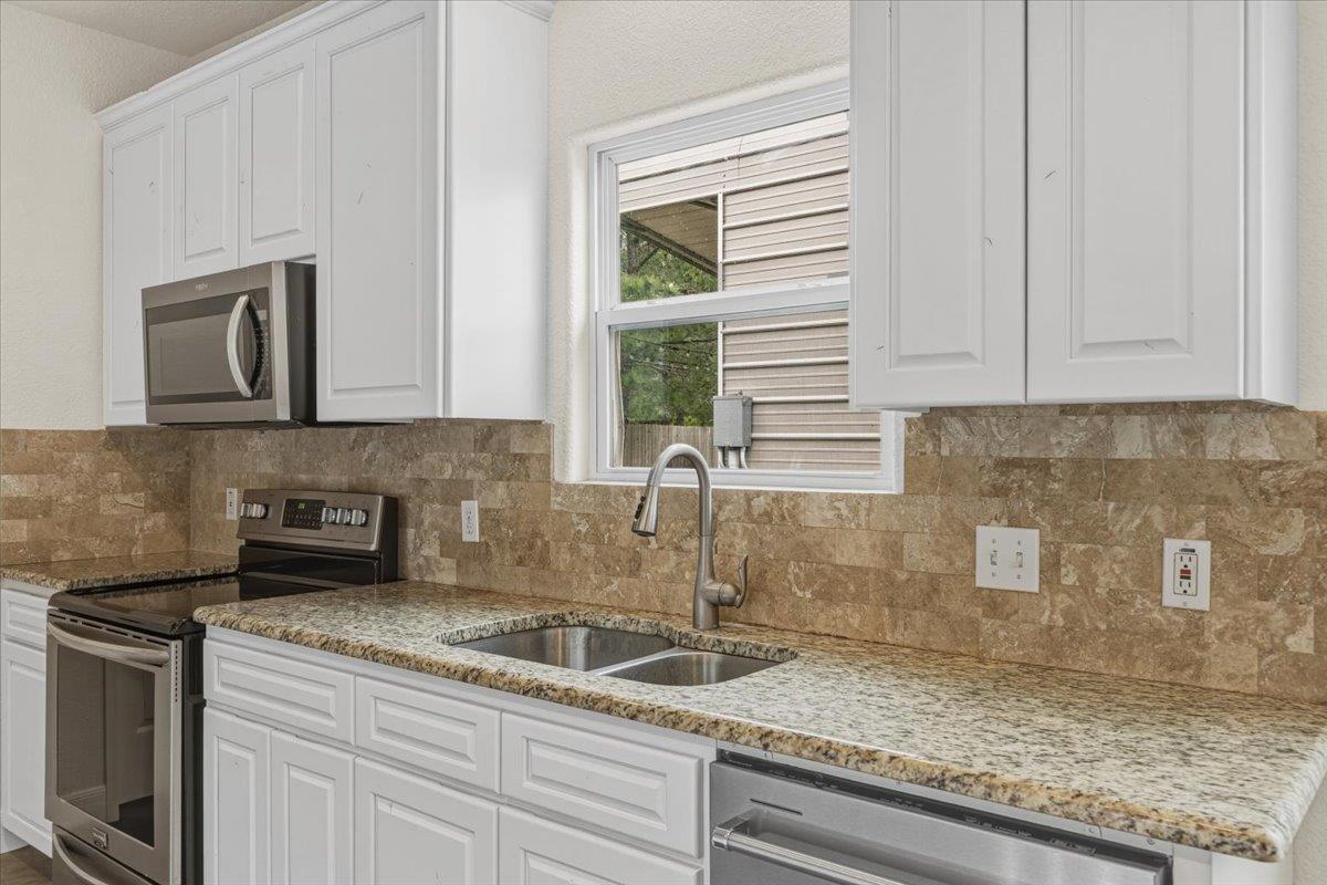 207 Cardinal Loop, Paige, TX 78659