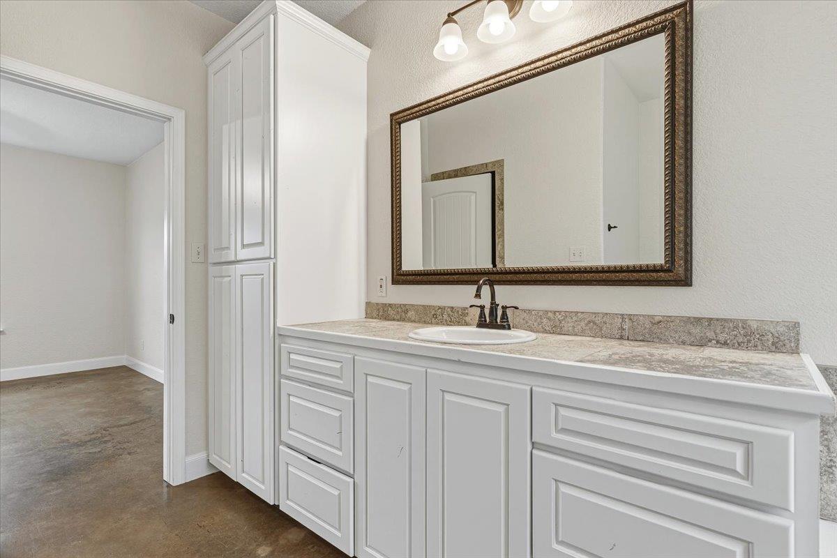 207 Cardinal Loop, Paige, TX 78659