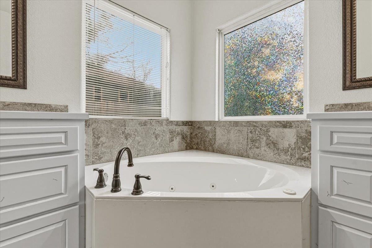 207 Cardinal Loop, Paige, TX 78659