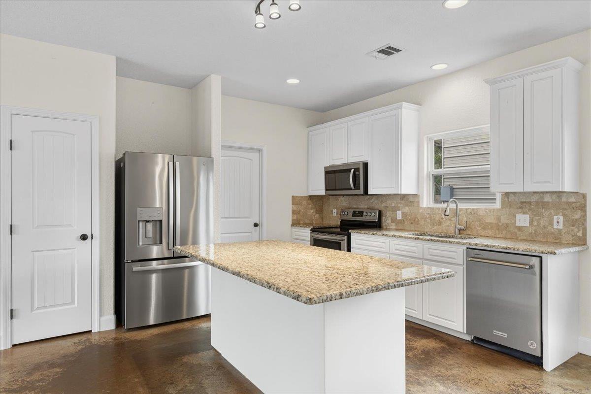 207 Cardinal Loop, Paige, TX 78659