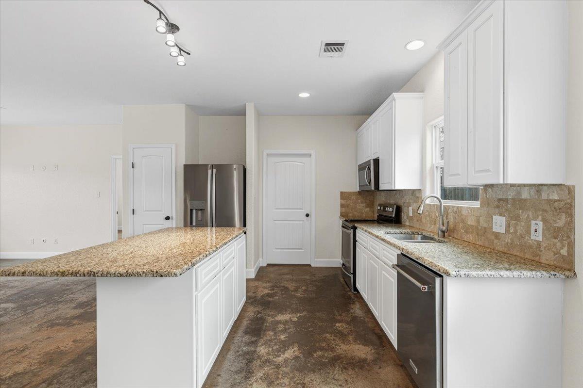 207 Cardinal Loop, Paige, TX 78659