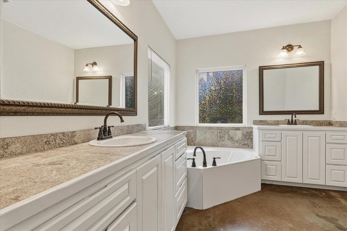 207 Cardinal Loop, Paige, TX 78659