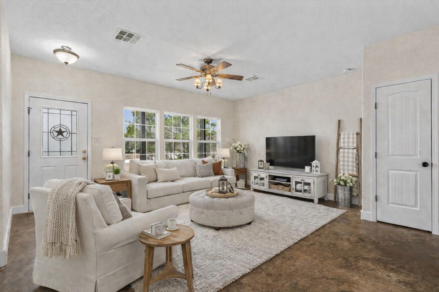 207 Cardinal Loop, Paige, TX 78659