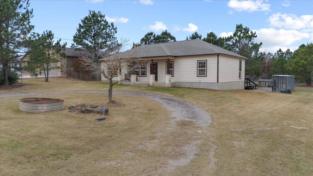 207 Cardinal Loop, Paige, TX 78659