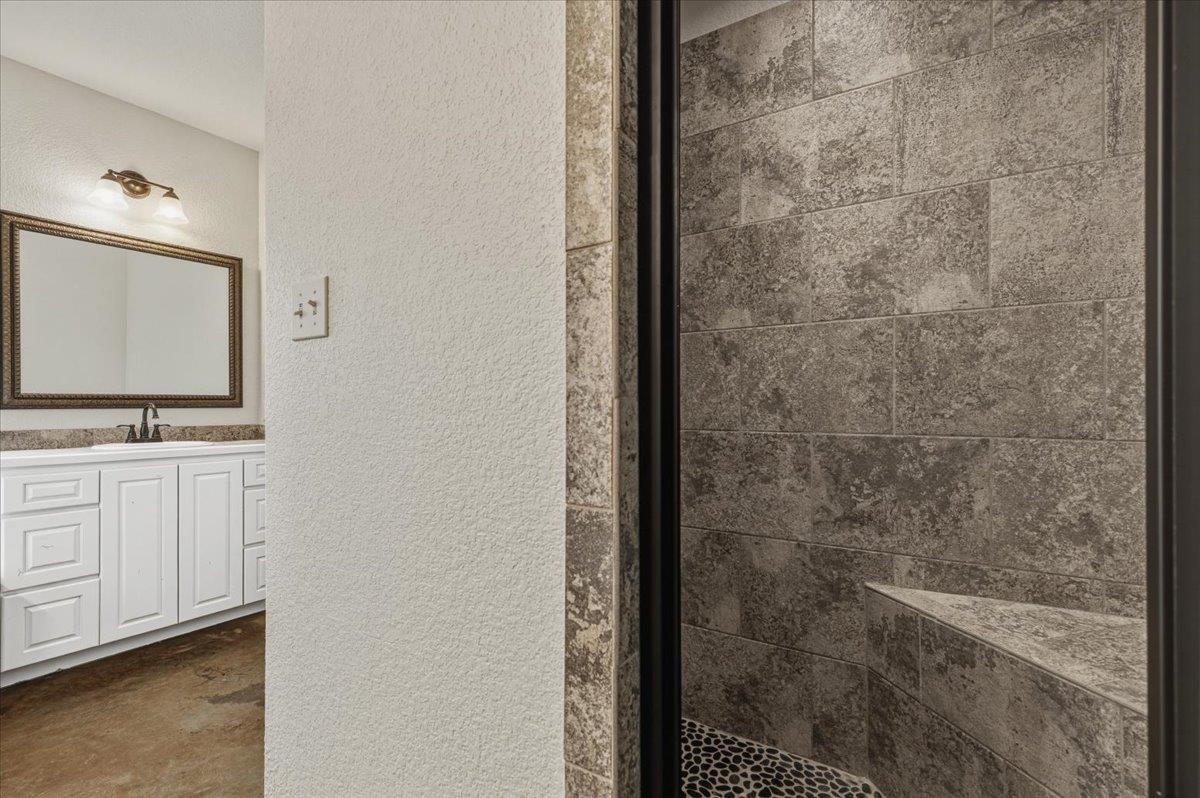 207 Cardinal Loop, Paige, TX 78659