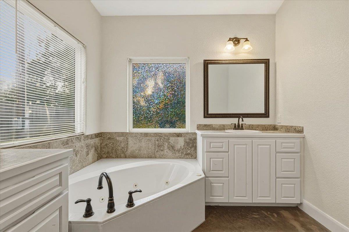 207 Cardinal Loop, Paige, TX 78659