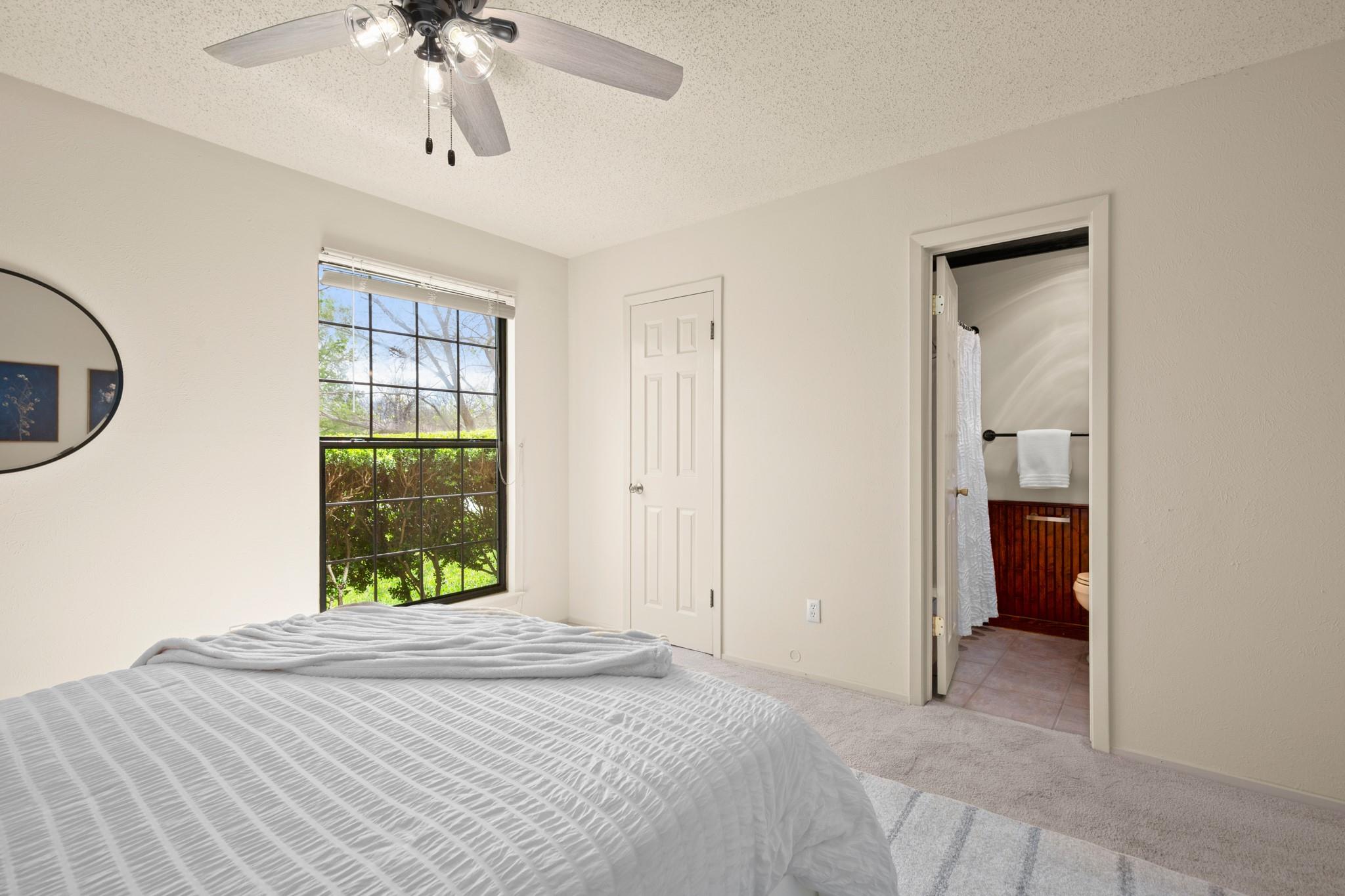 1302 Meadows Dr, Round Rock, TX 78681