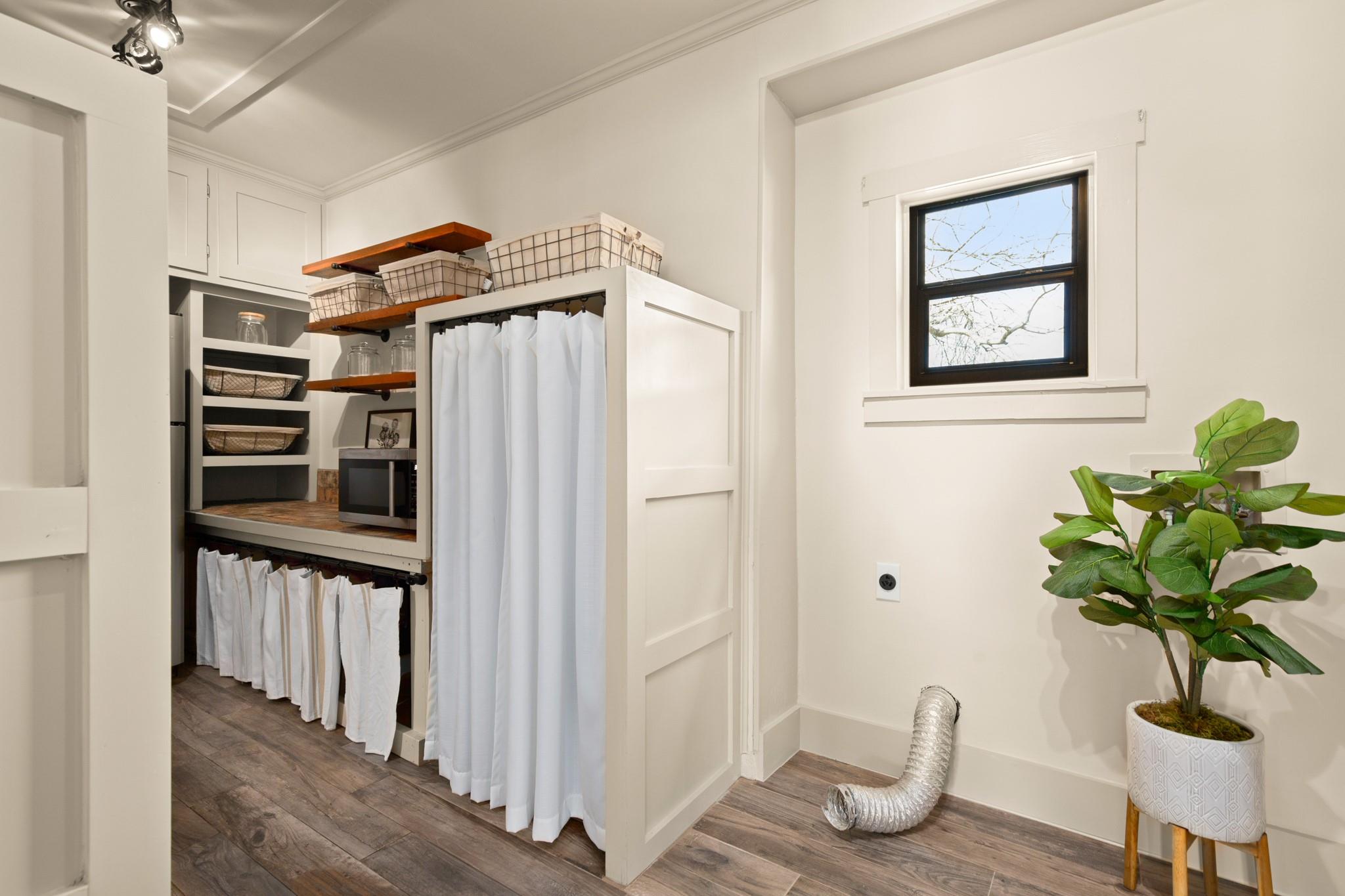 1302 Meadows Dr, Round Rock, TX 78681