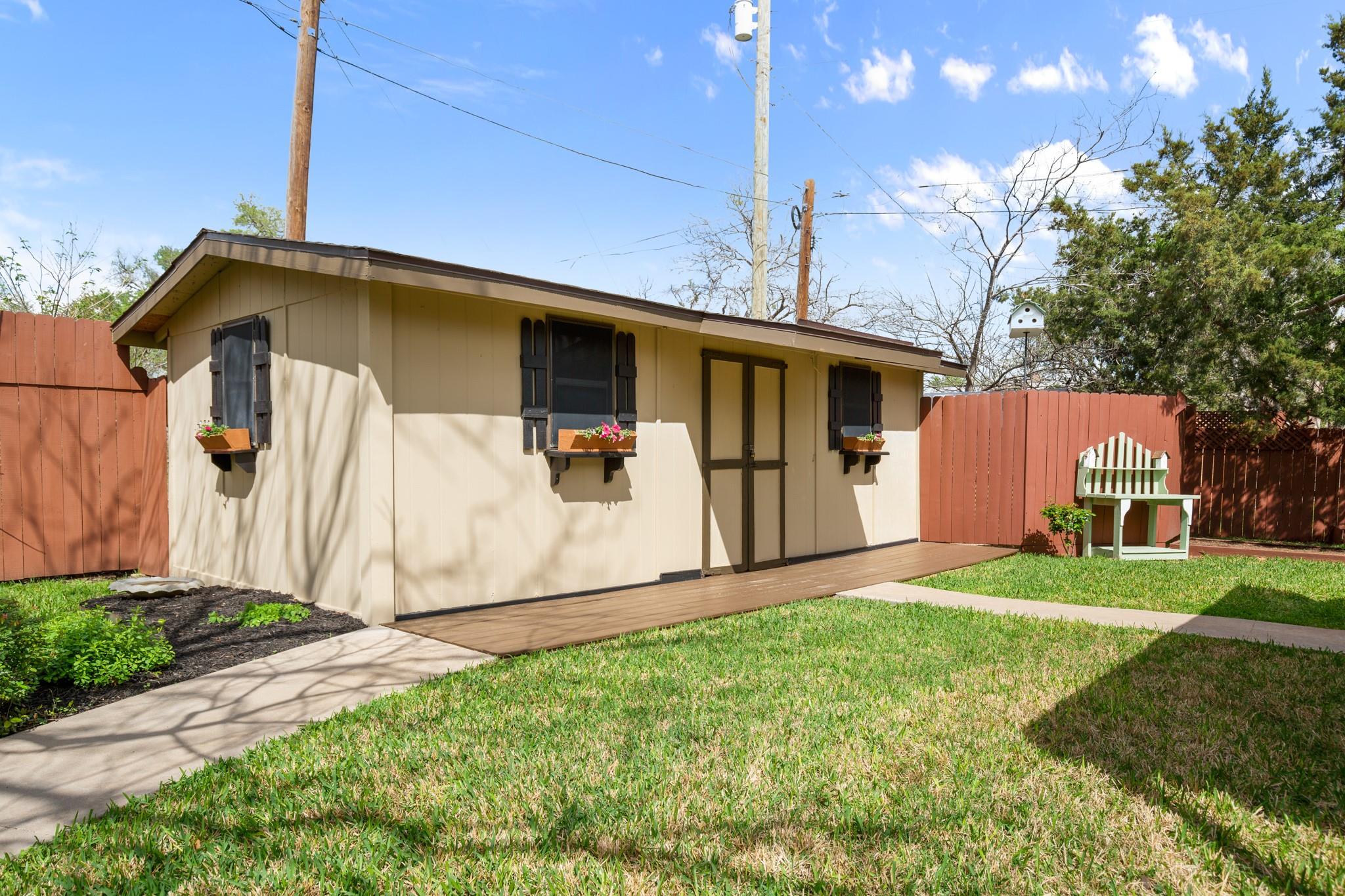 1302 Meadows Dr, Round Rock, TX 78681