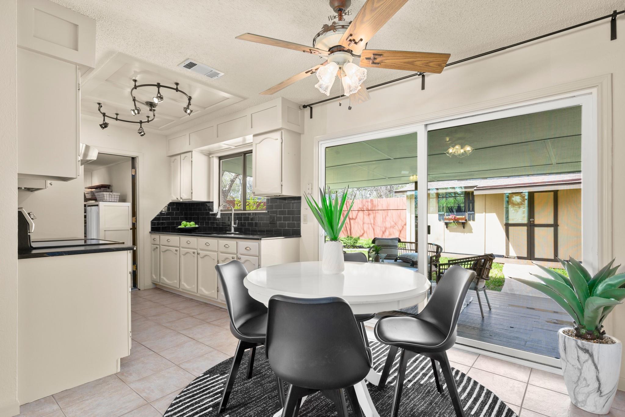 1302 Meadows Dr, Round Rock, TX 78681