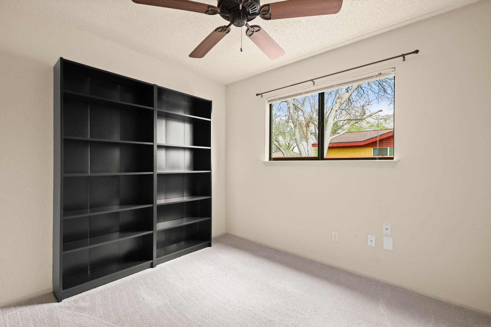 1302 Meadows Dr, Round Rock, TX 78681