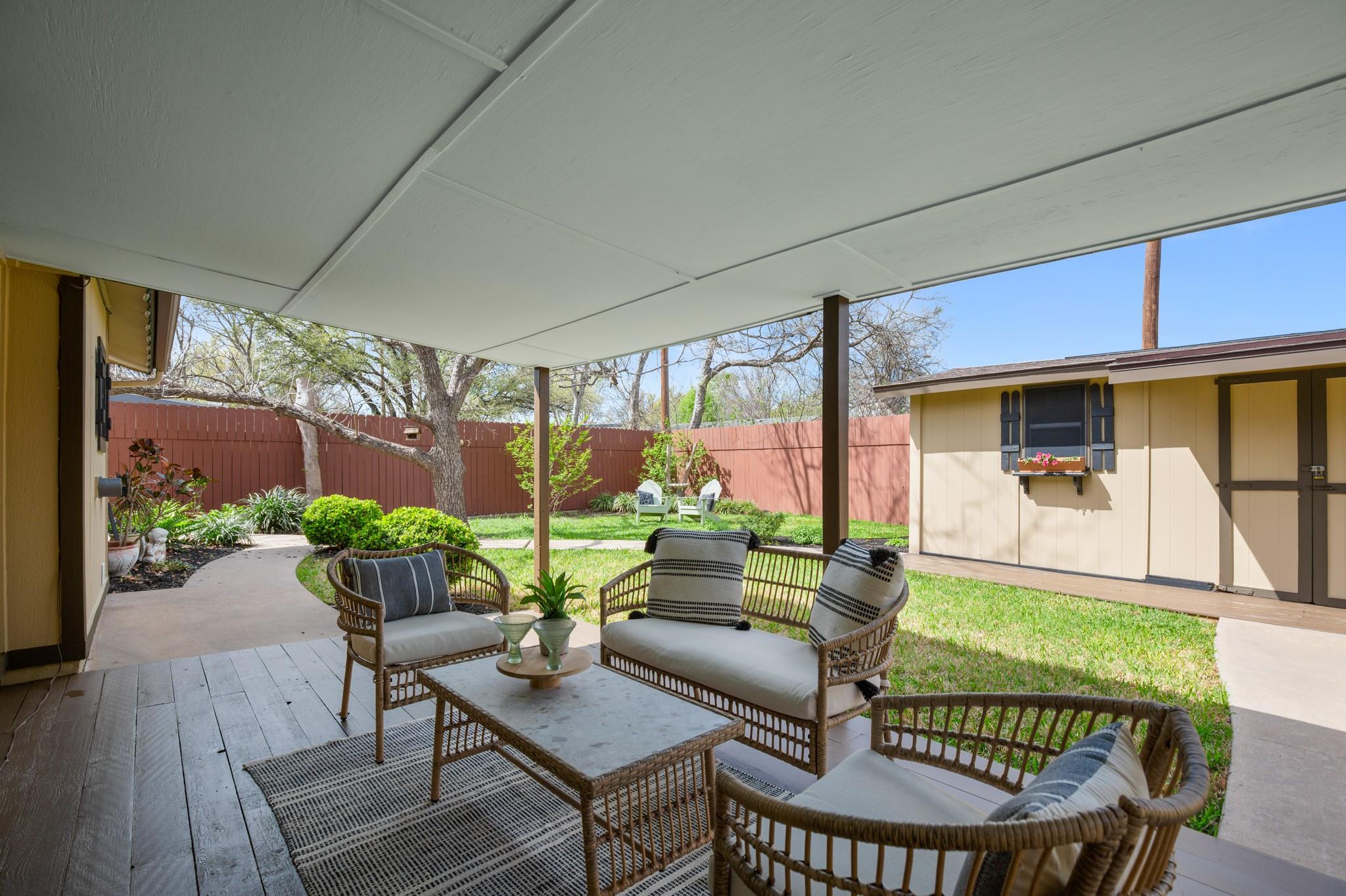 1302 Meadows Dr, Round Rock, TX 78681