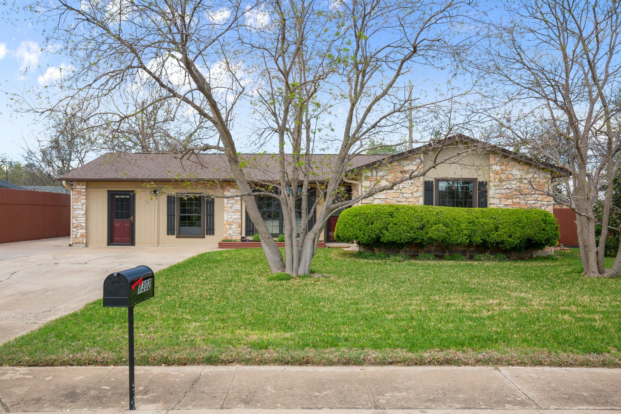 1302 Meadows Dr, Round Rock, TX 78681