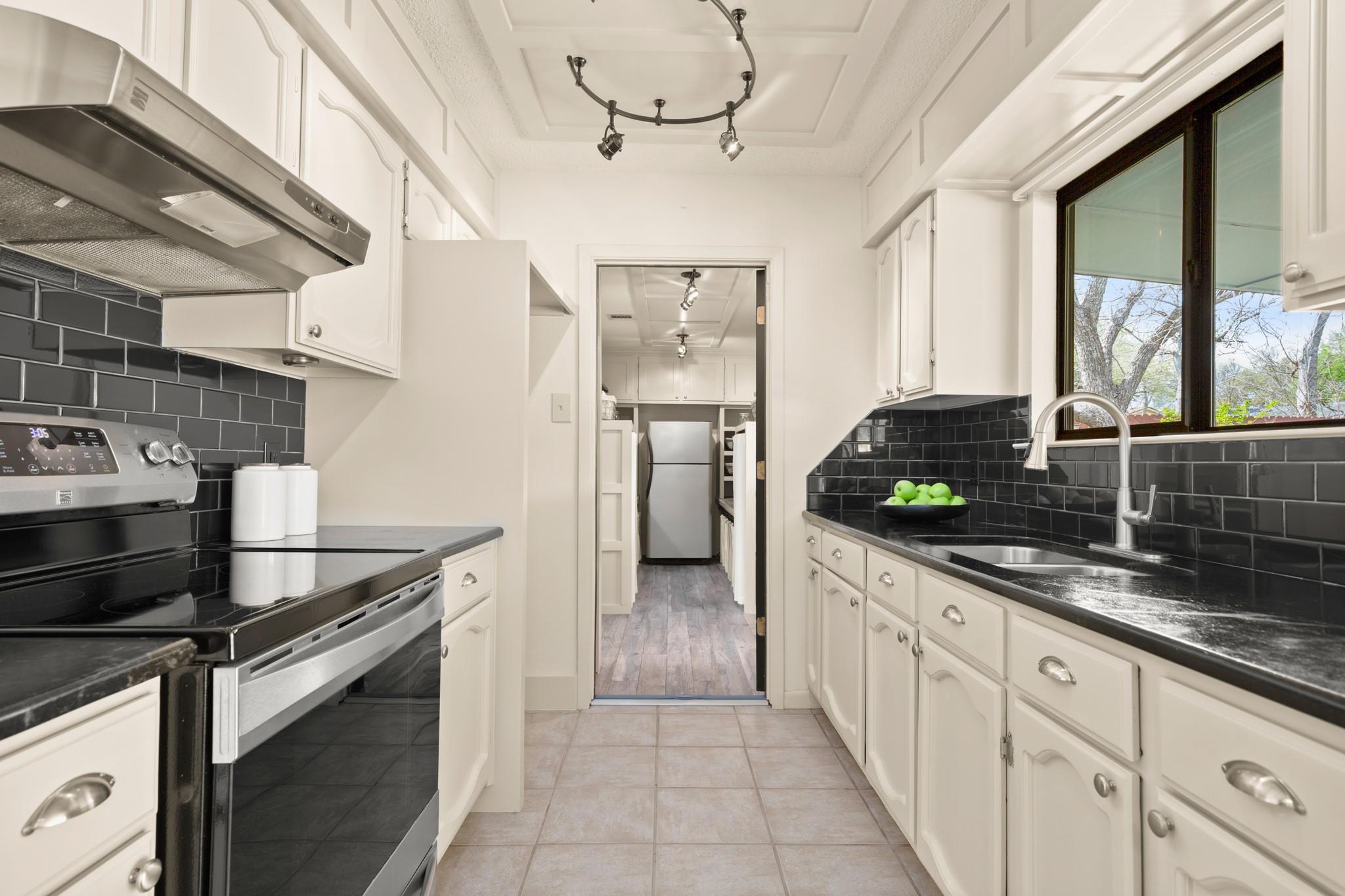 1302 Meadows Dr, Round Rock, TX 78681