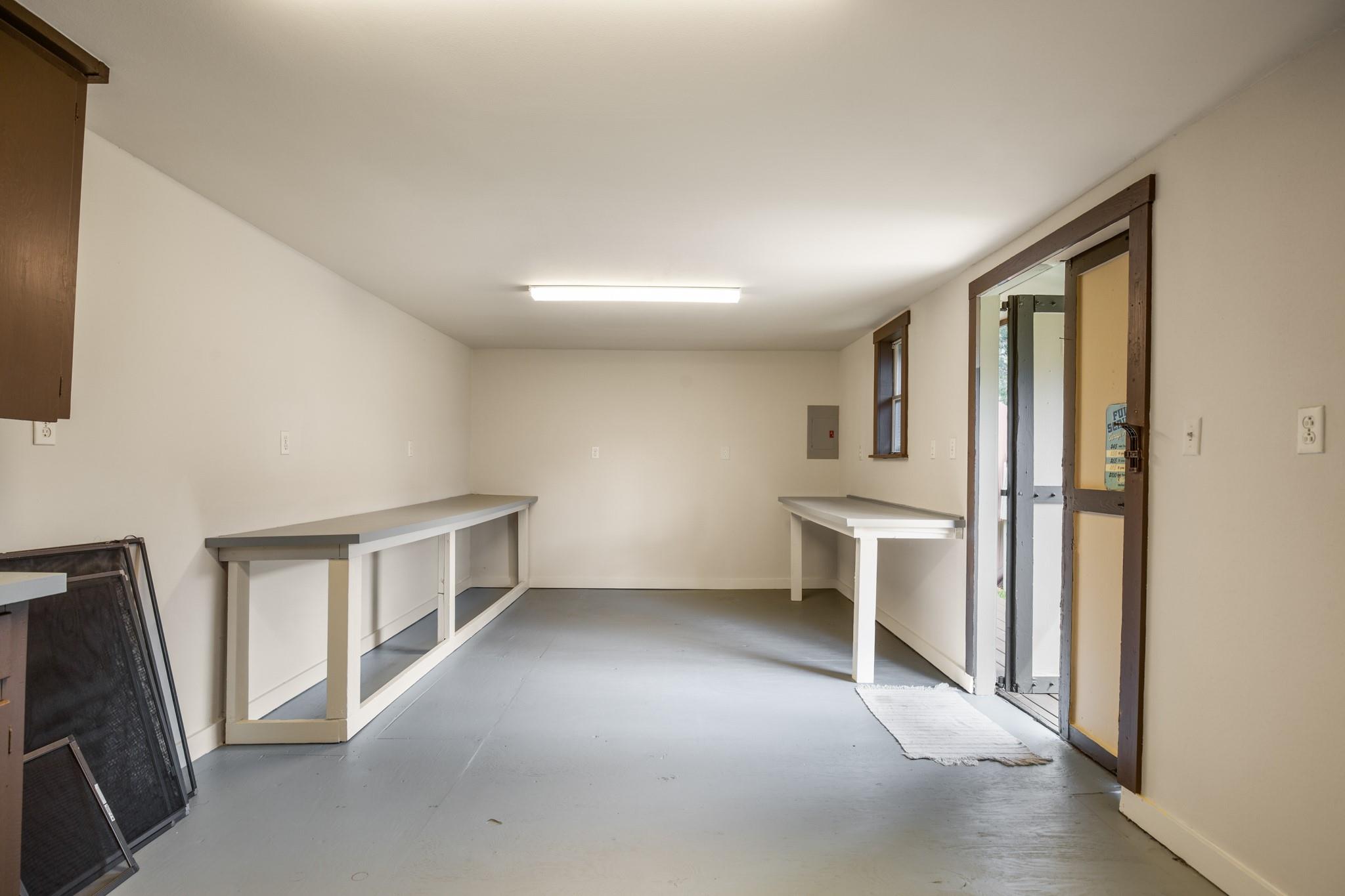 1302 Meadows Dr, Round Rock, TX 78681