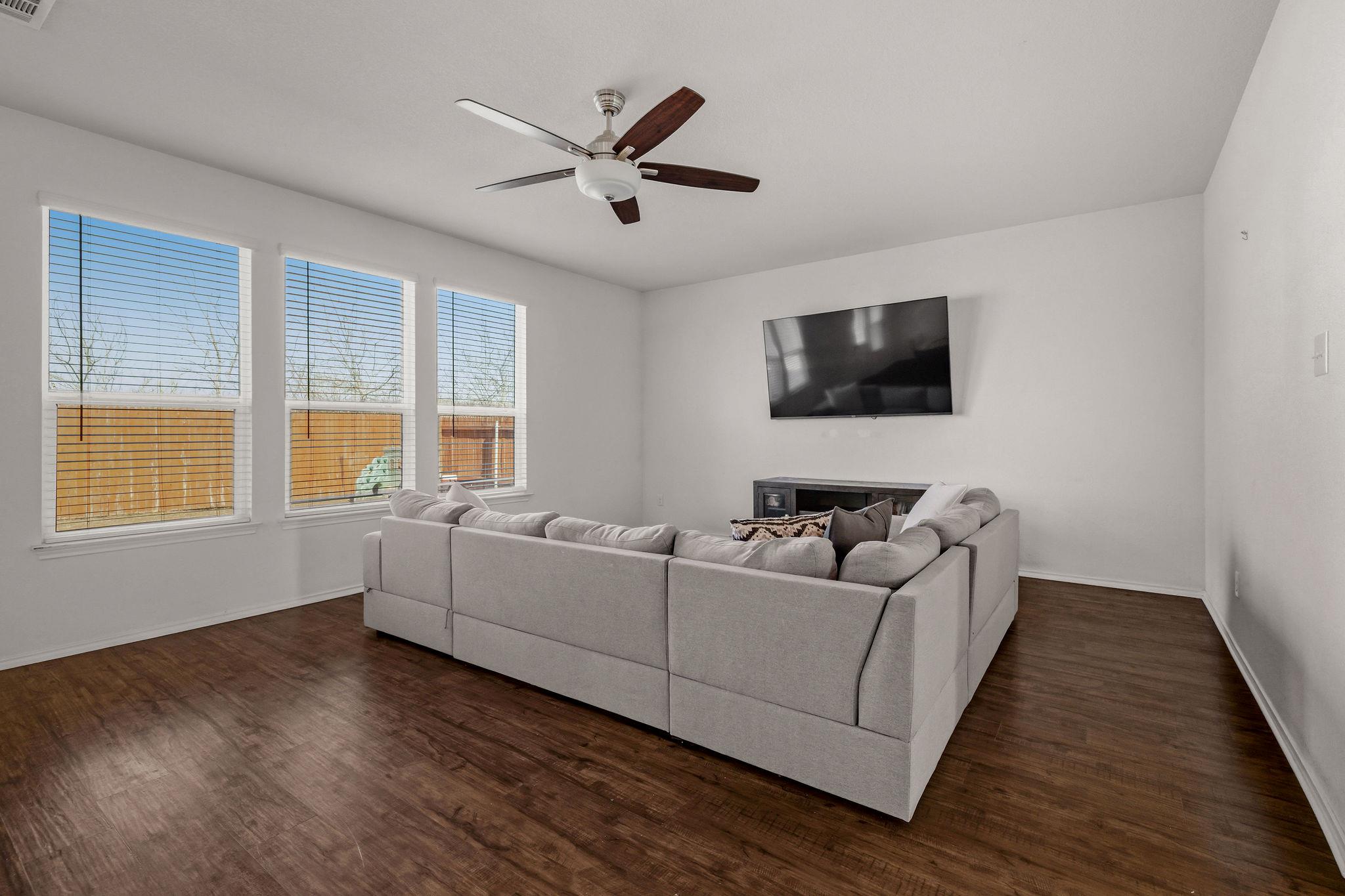 220 Saranac Dr, Elgin, TX 78621