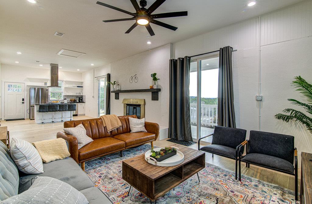 215 Coyote Ln, Burnet, TX 78611