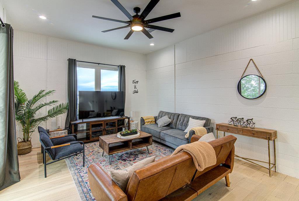 215 Coyote Ln, Burnet, TX 78611