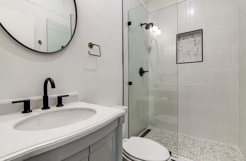 215 Coyote Ln, Burnet, TX 78611