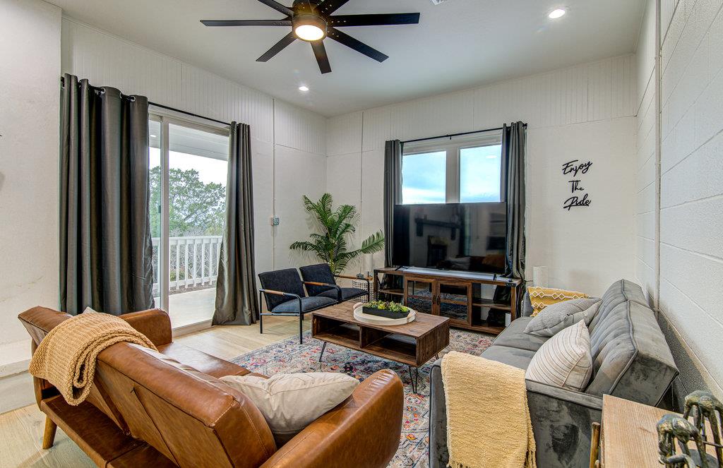 215 Coyote Ln, Burnet, TX 78611