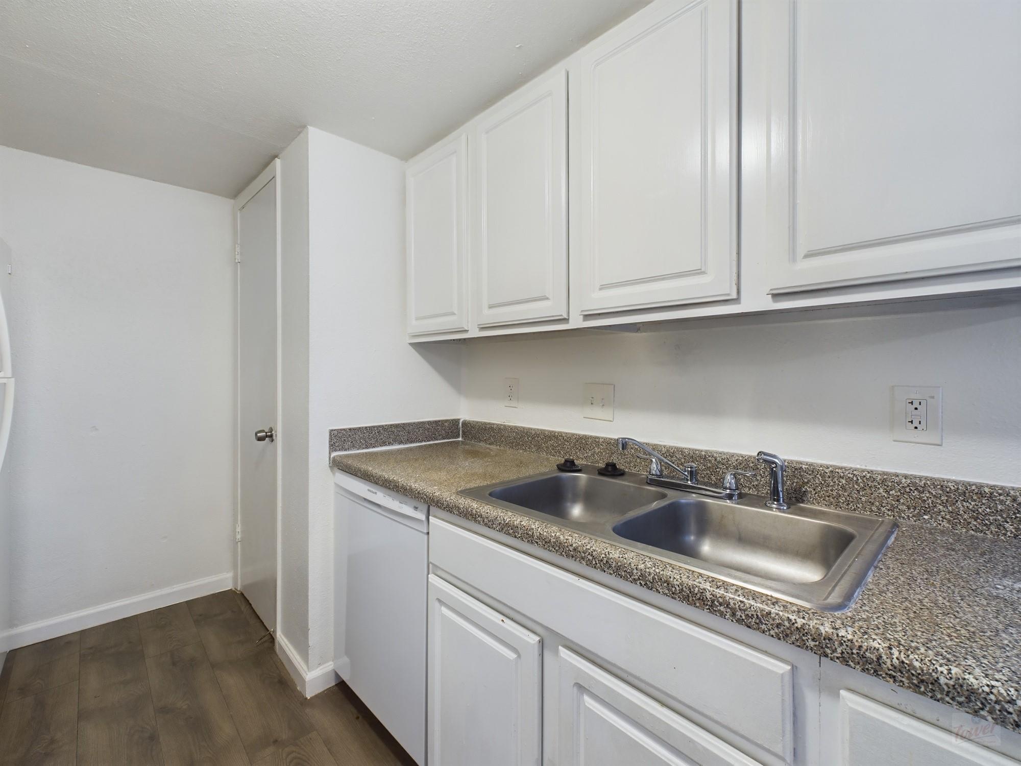 2124 Burton Dr # 140, Austin, TX 78741