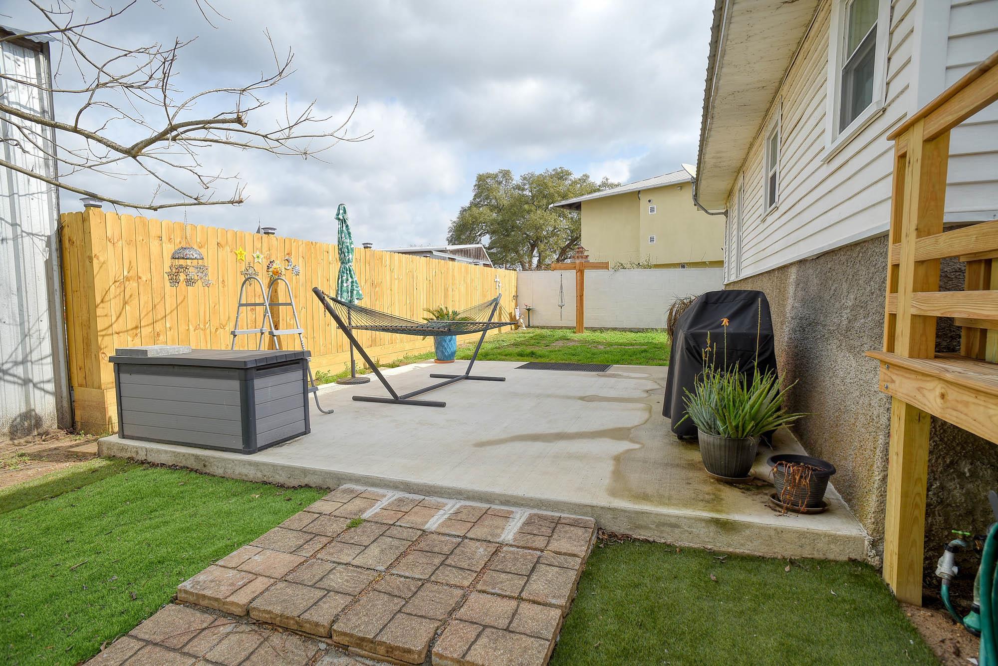 338 W Crockett St, La Grange, TX 78945