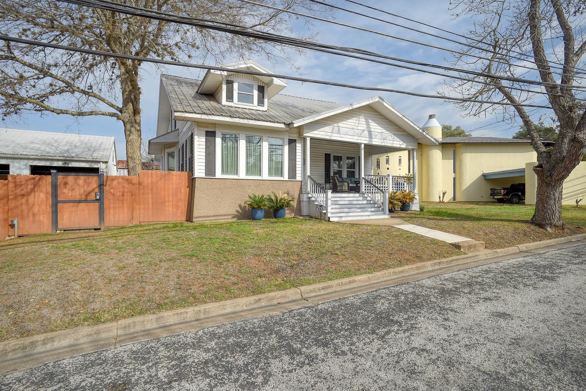 338 W Crockett St, La Grange, TX 78945