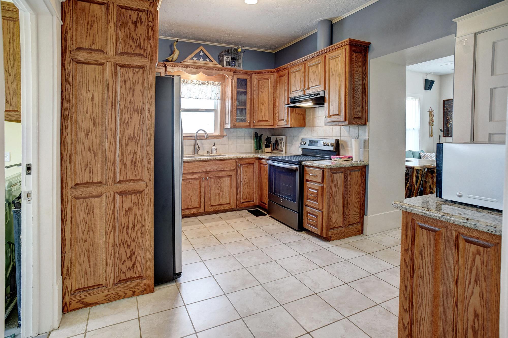 338 W Crockett St, La Grange, TX 78945