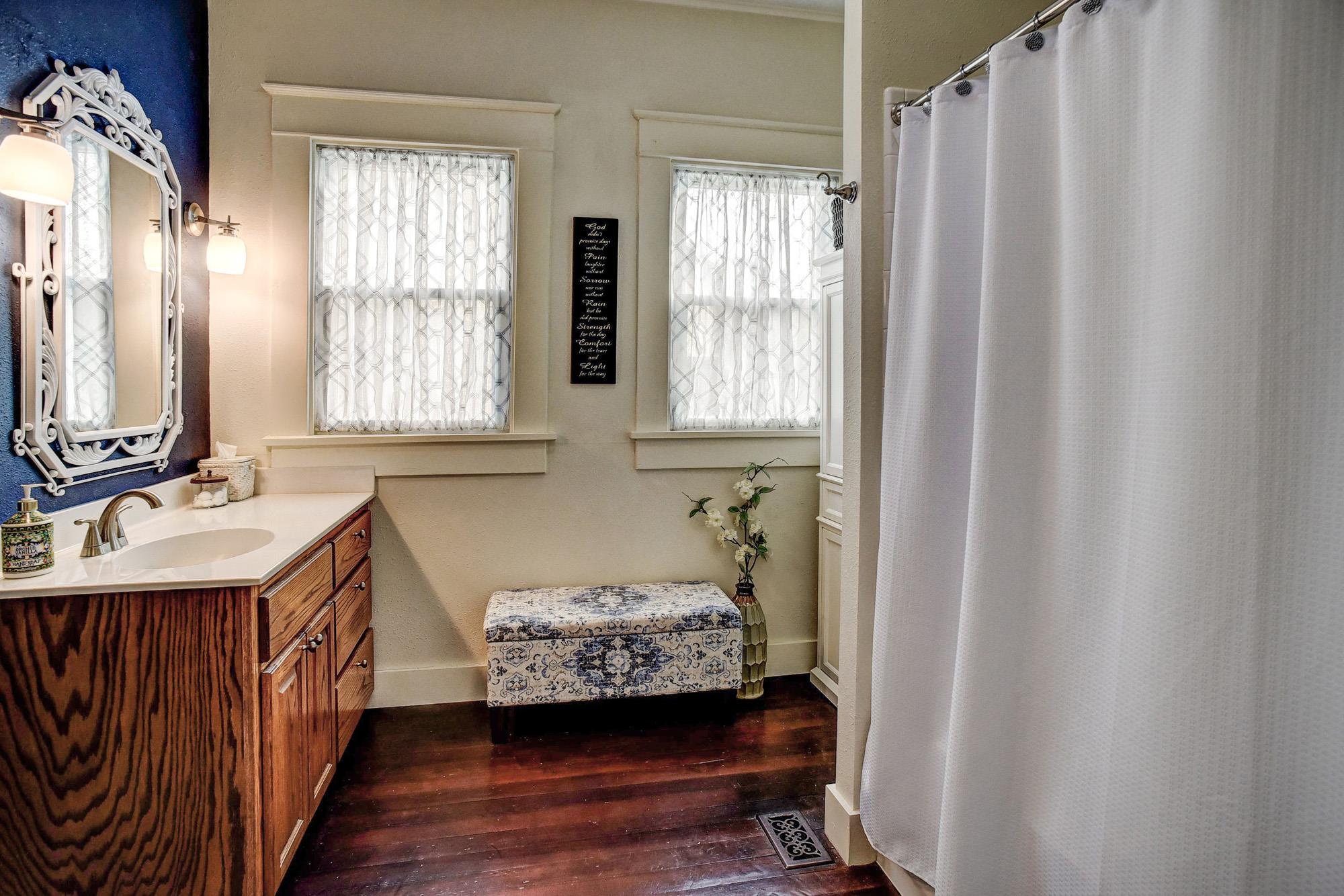 338 W Crockett St, La Grange, TX 78945