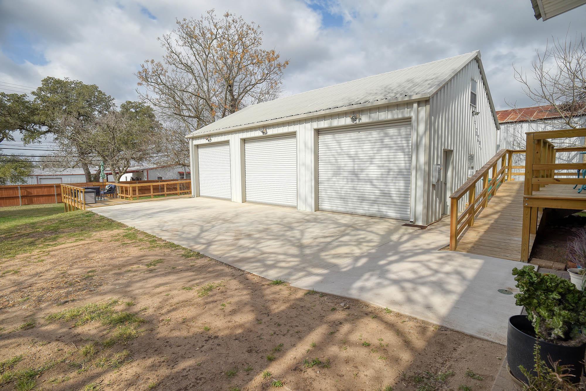 338 W Crockett St, La Grange, TX 78945