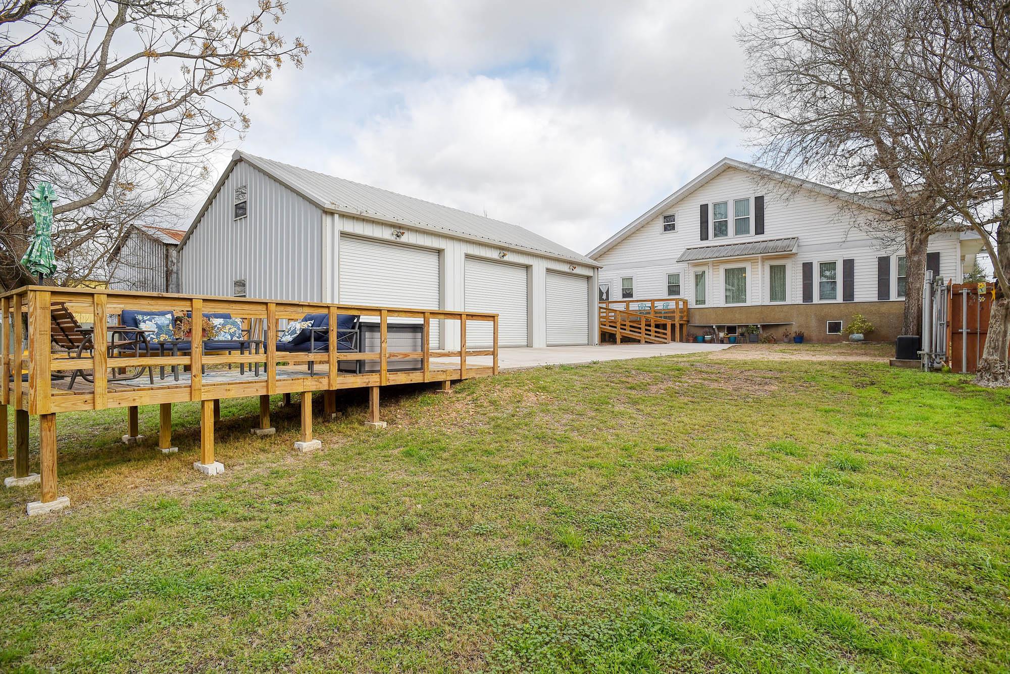 338 W Crockett St, La Grange, TX 78945