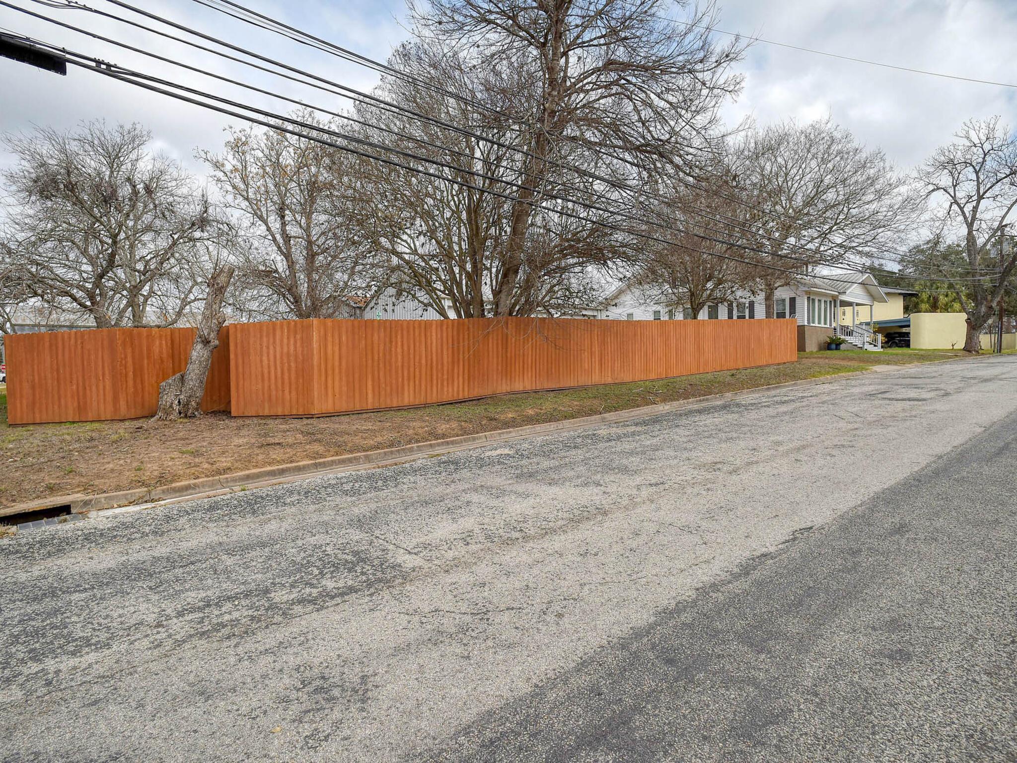 338 W Crockett St, La Grange, TX 78945