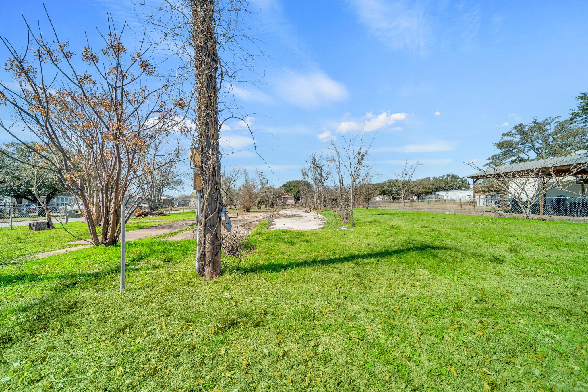 693 S Caldwell St, Giddings, TX 78942