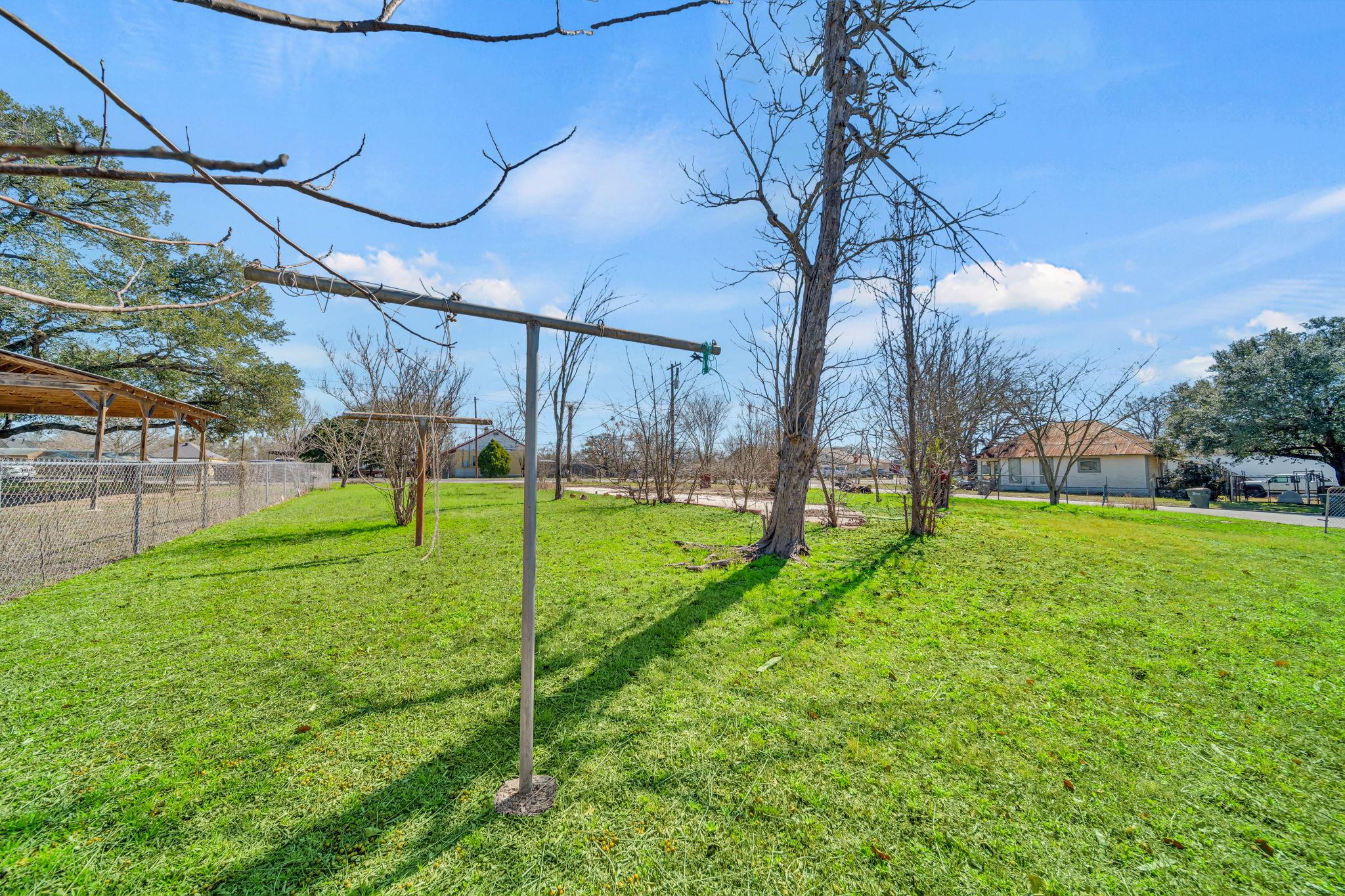 693 S Caldwell St, Giddings, TX 78942