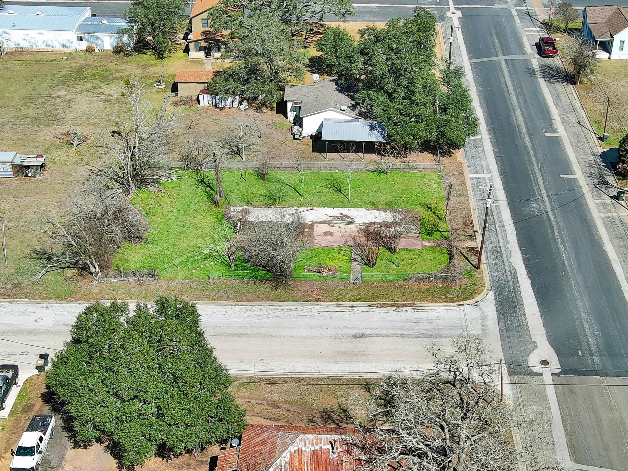 693 S Caldwell St, Giddings, TX 78942