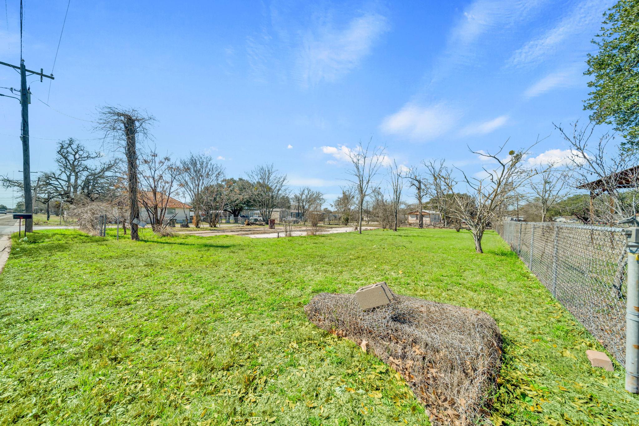 693 S Caldwell St, Giddings, TX 78942