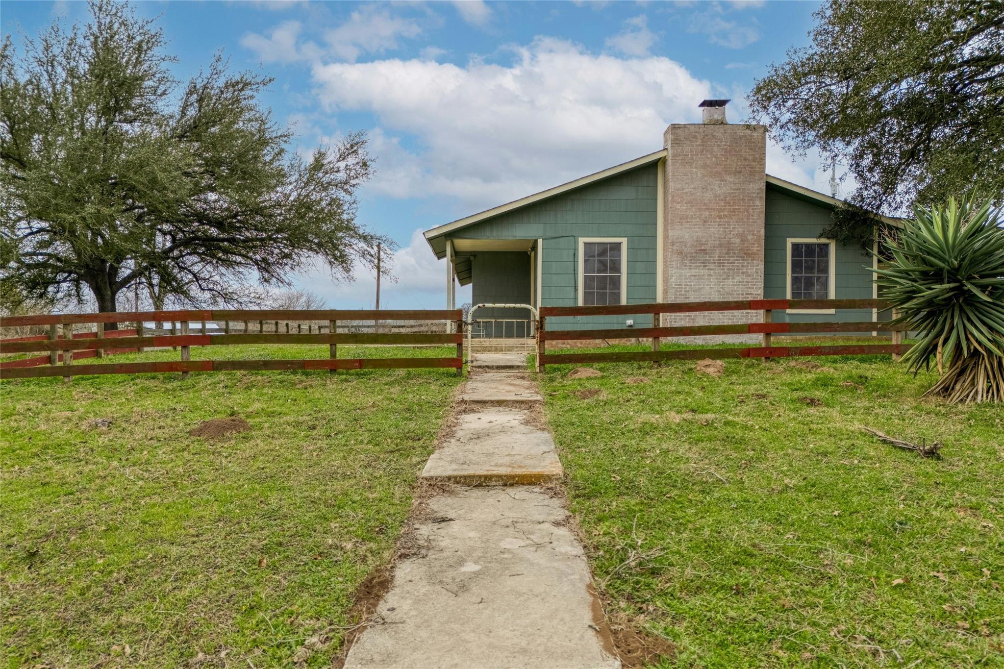 103 Robin Ln, Luling, TX 78648
